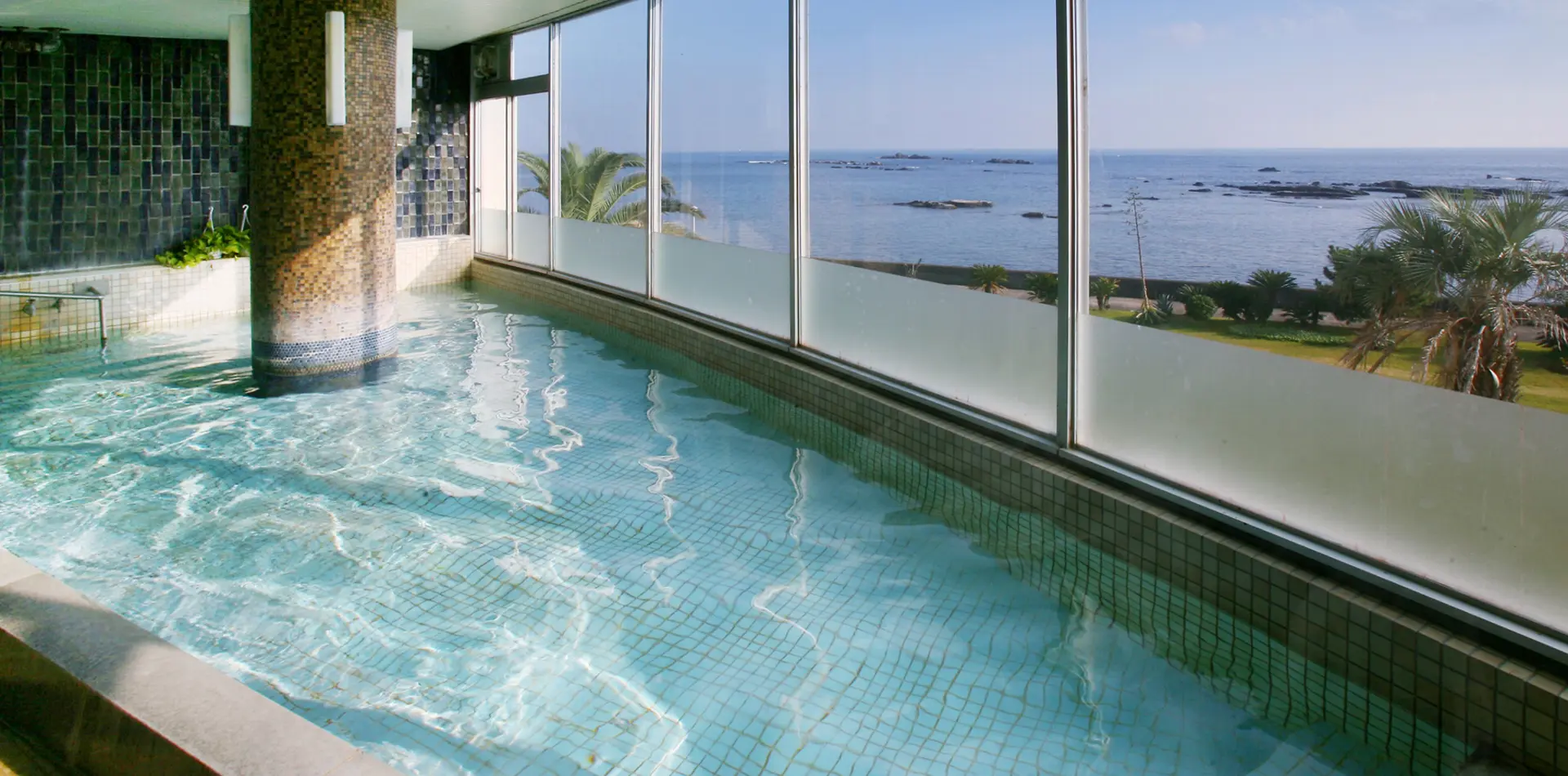 海の見える温泉で、手足を伸ばして、一日の疲れをゆっくりと癒す