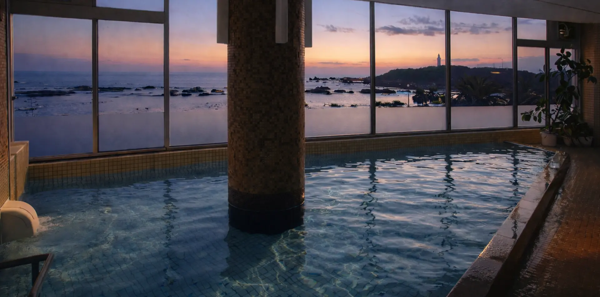 海の見える温泉で、手足を伸ばして、一日の疲れをゆっくりと癒す