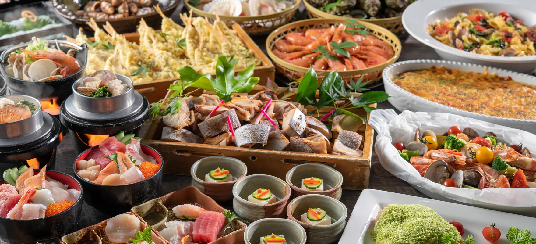 目の前の海を眺めながら食事を楽しめるダイニング。